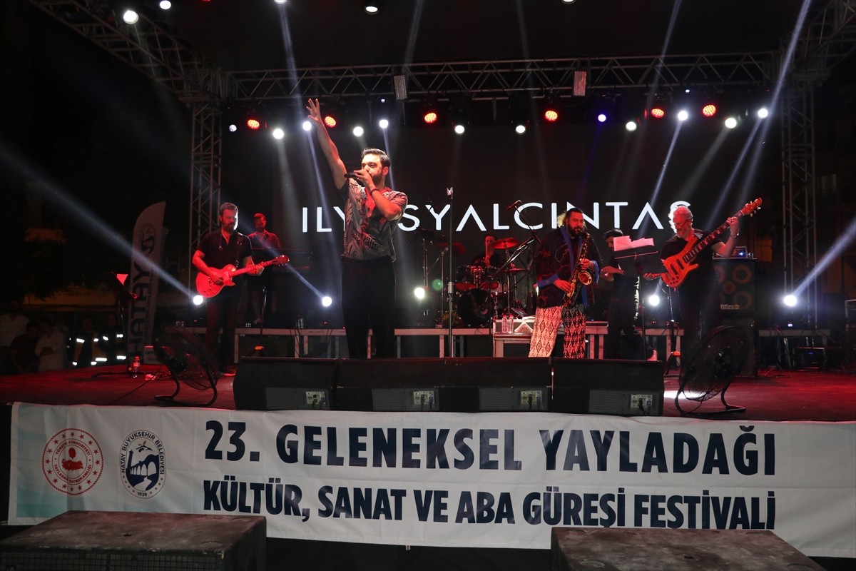 Şarkıcı İlyas Yalçıntaş, bu yıl 23.'sü düzenlenen Yayladağı Kültür Sanat ve Aba Güreşi Festivali...