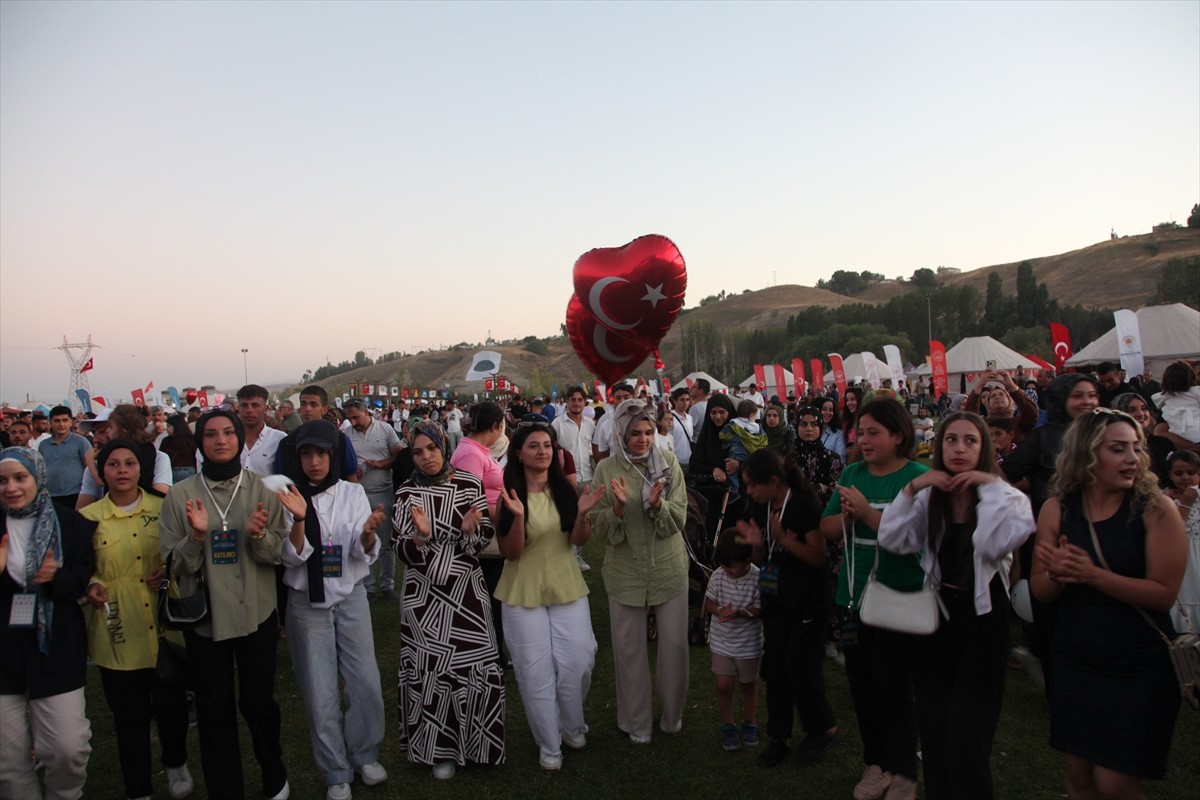 Şarkıcı İsmail Altunsaray, Malazgirt Zaferi'nin 954. yıl dönümü etkinlikleri kapsamında Bitlis'in...