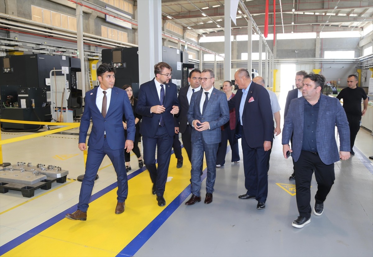 Savunma Sanayii Başkan Yardımcısı Gökhan Uçar (sağ 3), Türk Havacılık ve Uzay Sanayii'nin (TUSAŞ)...