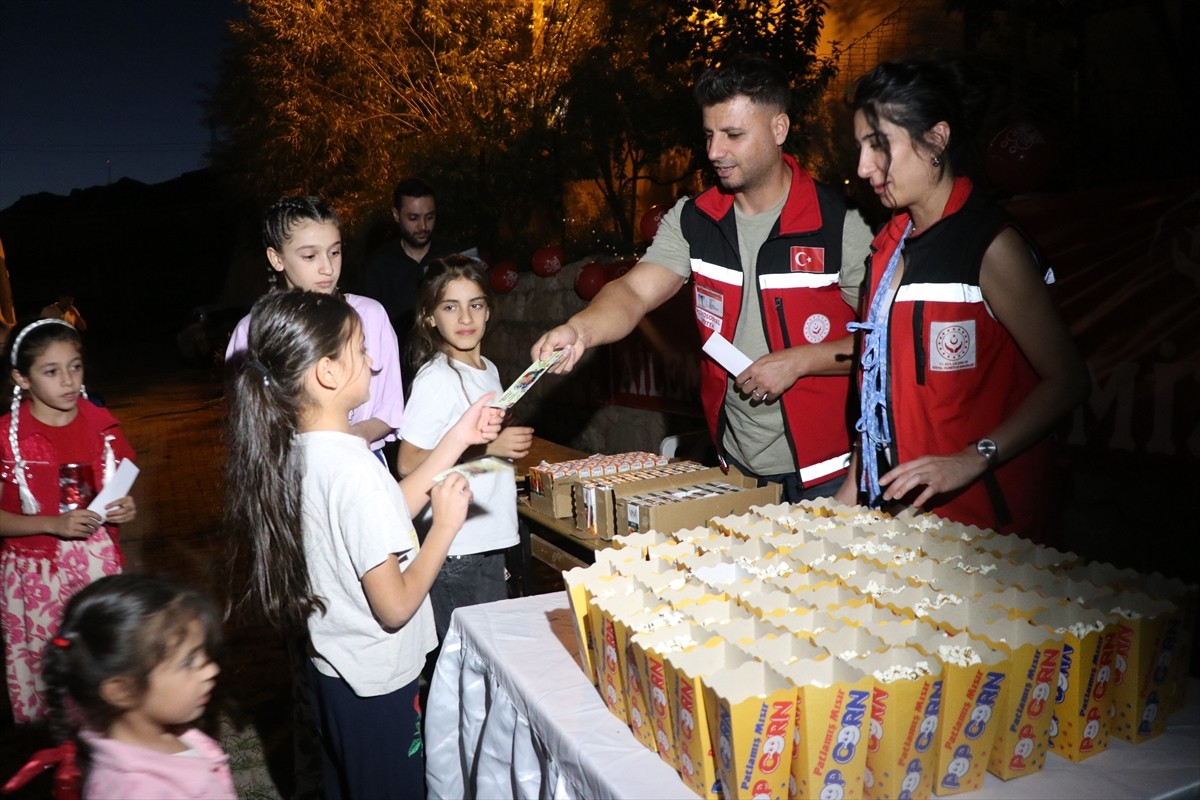 Siirt'te hayata geçirilen projeyle köylerde yaşayan aileler, yıldızların altında film izleme...