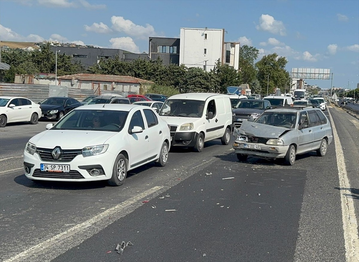 Silivri'de meydana gelen zincirleme trafik kazasında 3 kişi yaralandı.