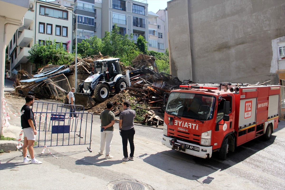 Sinop'ta yıkılma riski bulunan ve çevresinde güvenlik önlemi alınan 3 katlı tarihi metruk bina...