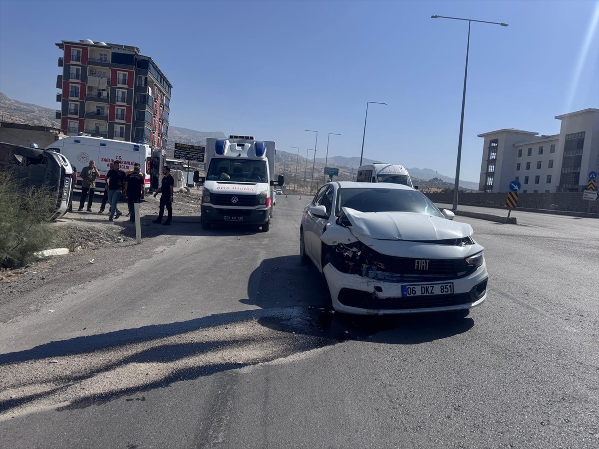 Şırnak'ta 2 otomobilin çarpıştığı kazada, Kültür ve Turizm İl Müdürü Celal Baz'ın da aralarında...