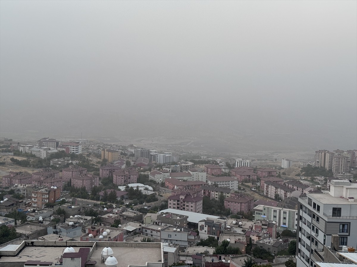 Şırnak'ta sabah saatlerinde etkili olan toz bulutu nedeniyle görüş mesafesi azaldı, hava kalitesi...