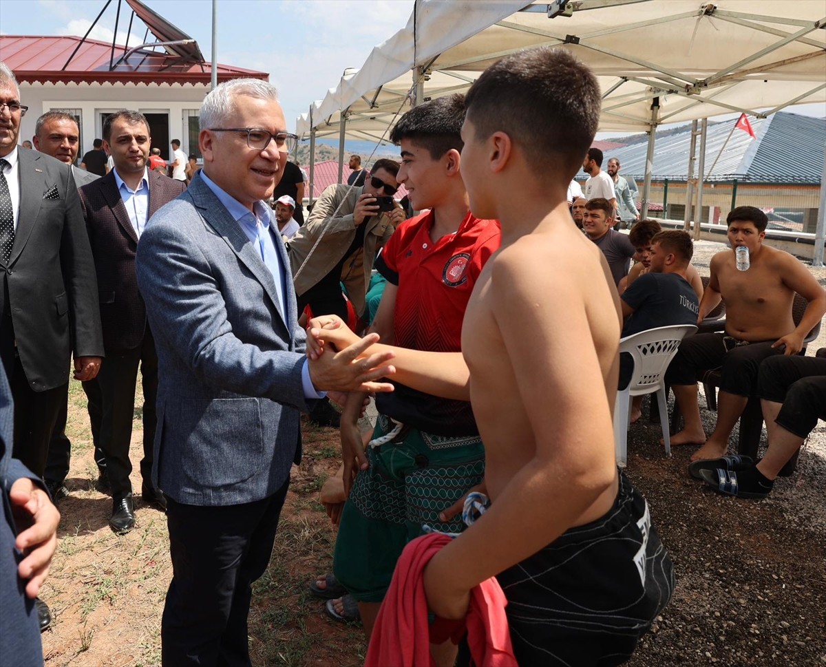 Sivas'ın Doğanşar ilçesinde düzenlenen "Doğanşar 56. Ahmet Ayık Karakucak Güreşleri" başladı....