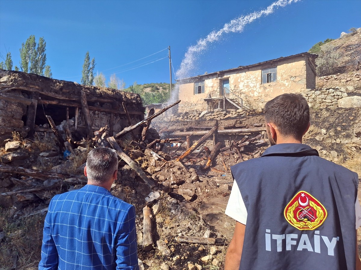 Sivas'ın Hafik ilçesinde otlukta başlayıp ormanlık alana sıçrayan yangın kontrol altına...