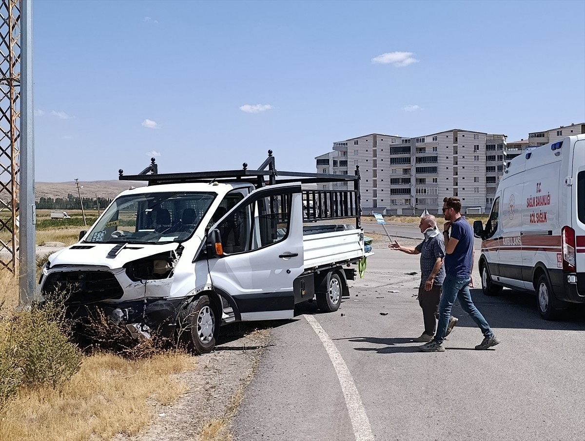 Sivas'ın Şarkışla ilçesinde kamyonet ile otomobilin çarpışması sonucu 3'ü çocuk 6 kişi...