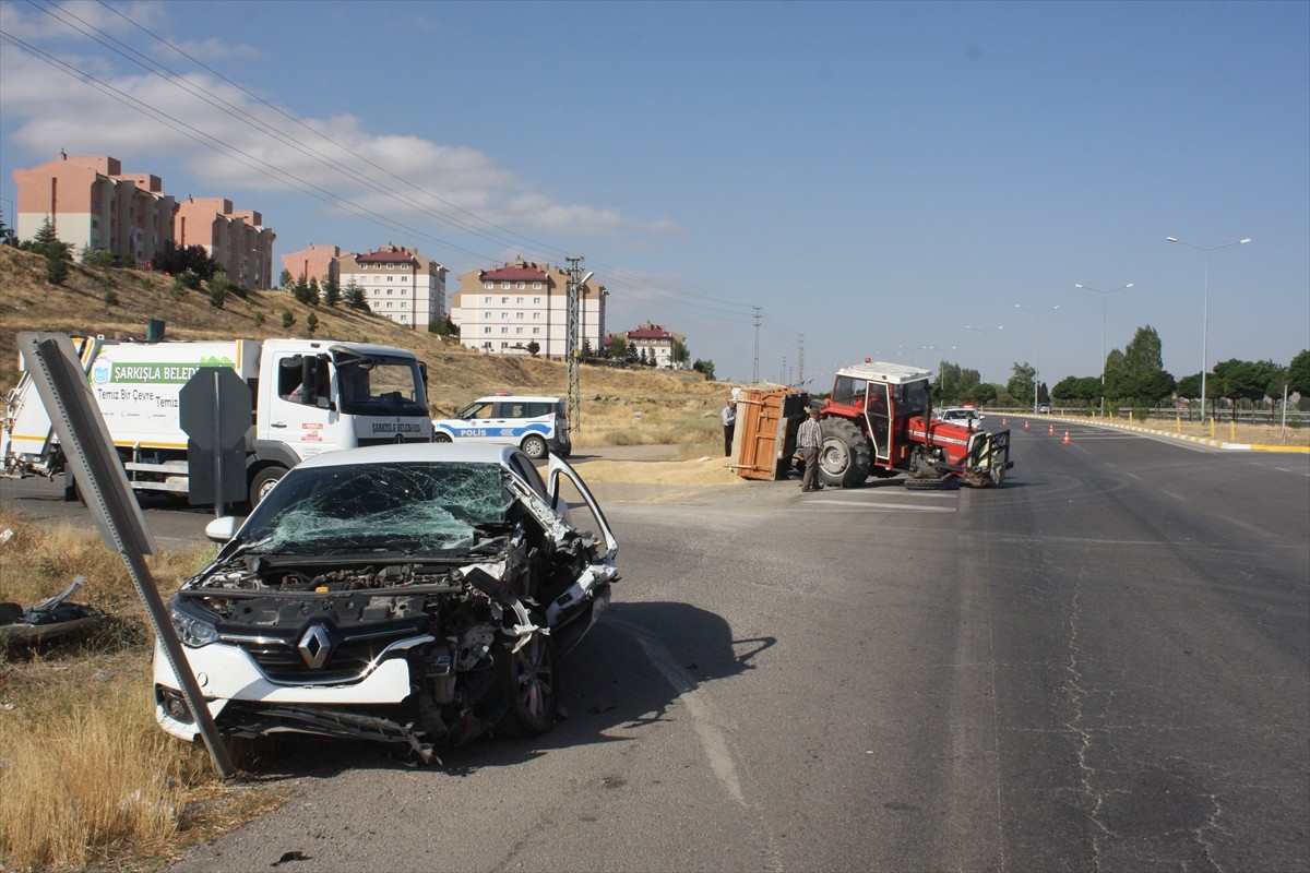 Sivas'ın Şarkışla ilçesinde meydana gelen iki ayrı trafik kazasında 9 kişi yaralandı. Gürçayır...