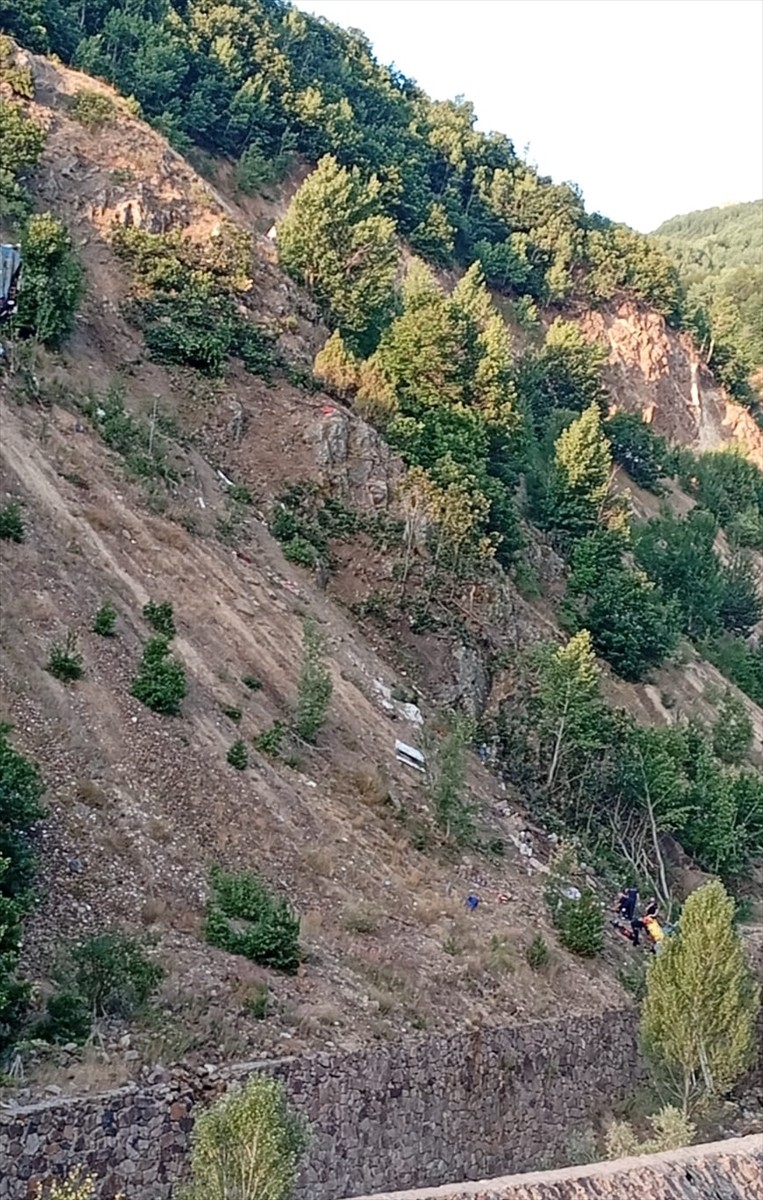 Sivas'ın Suşehri ilçesinde fındık işçilerini taşıyan minibüsün uçuruma yuvarlanması sonucu ilk...