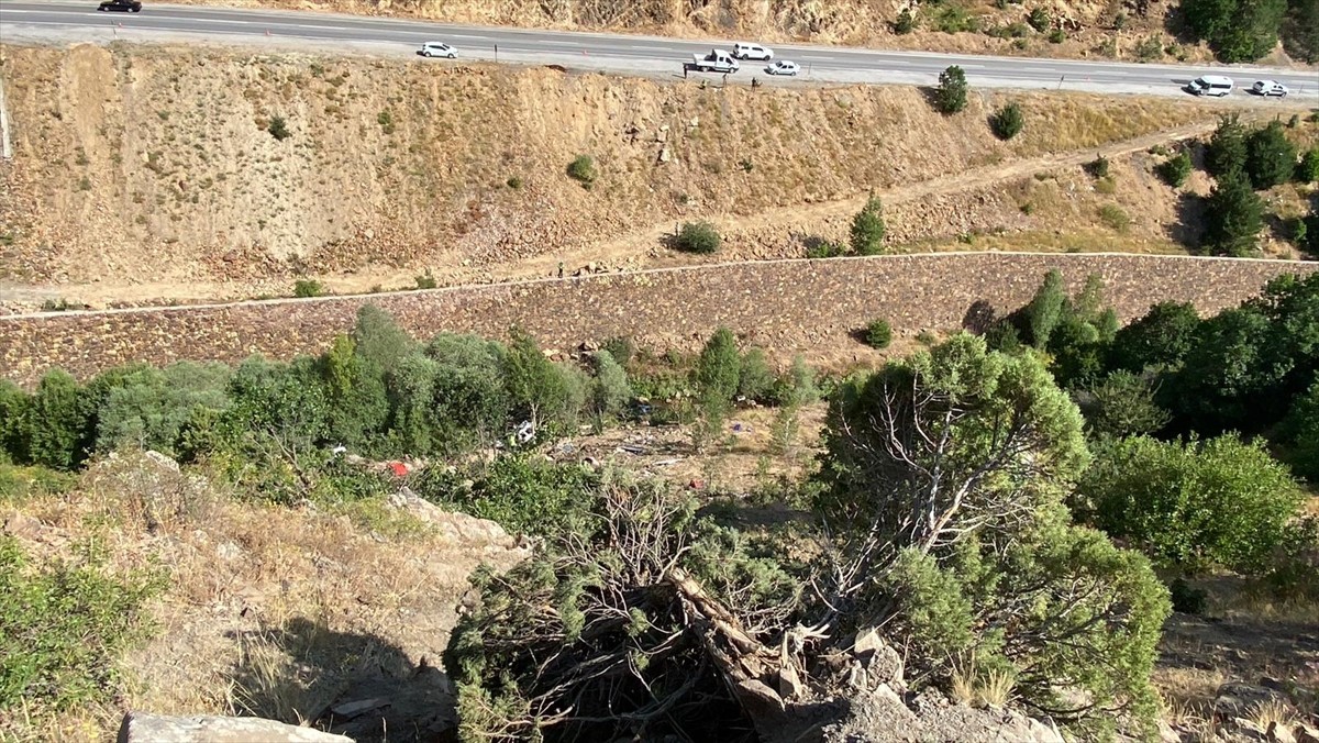 Sivas'ın Suşehri ilçesinde fındık işçilerini taşıyan minibüsün uçuruma yuvarlanması sonucu ilk...