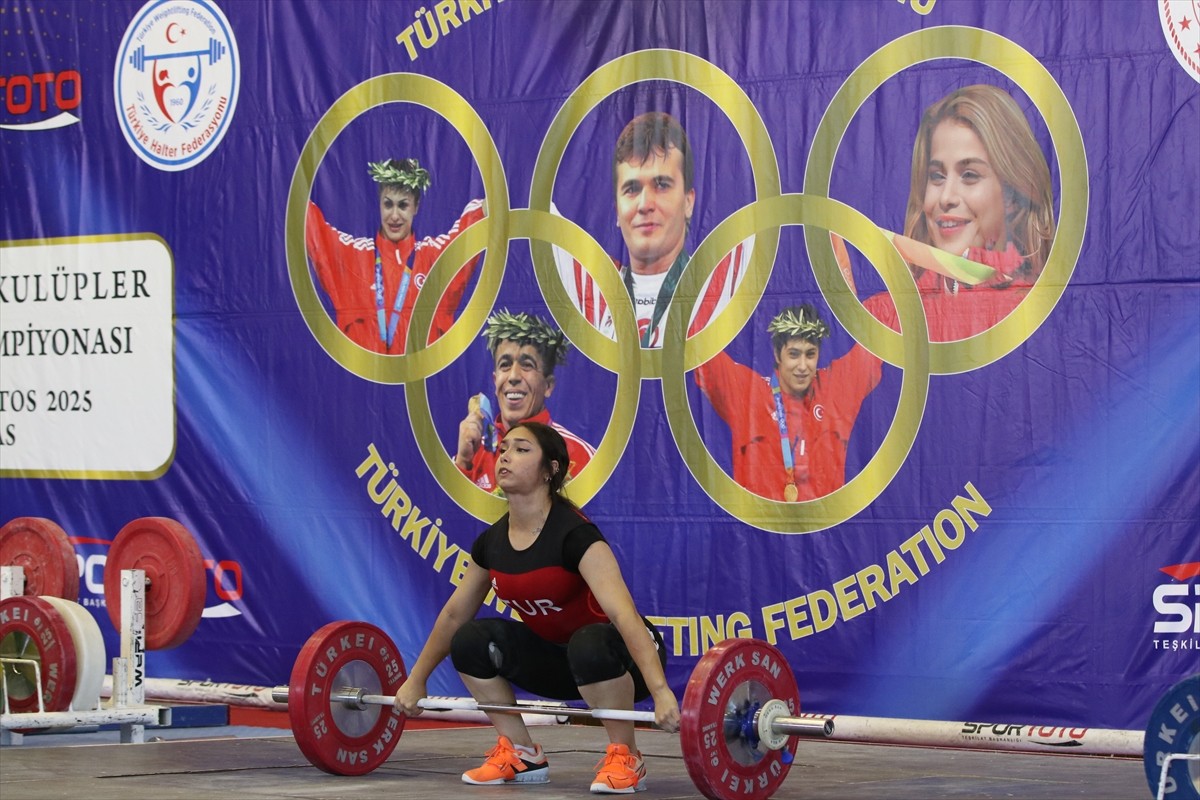 Sivas'ta başlayan Yıldızlar Kulüpler Türkiye Halter Şampiyonası düzenlenen seremoniyle start aldı....