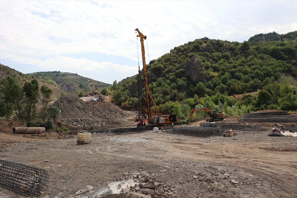 Sivas'ta, Doğanşar ile Koyulhisar arasında yapımı devam eden 27 kilometre uzunluğundaki yol için...
