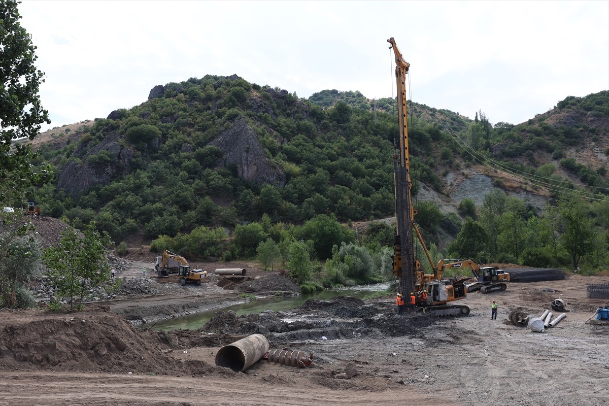 Sivas'ta, Doğanşar ile Koyulhisar arasında yapımı devam eden 27 kilometre uzunluğundaki yol için...