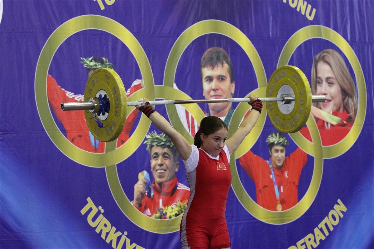 Sivas'ta düzenlenen Yıldızlar Kulüpler Türkiye Halter Şampiyonası'nda 44 kiloda koparma ve...