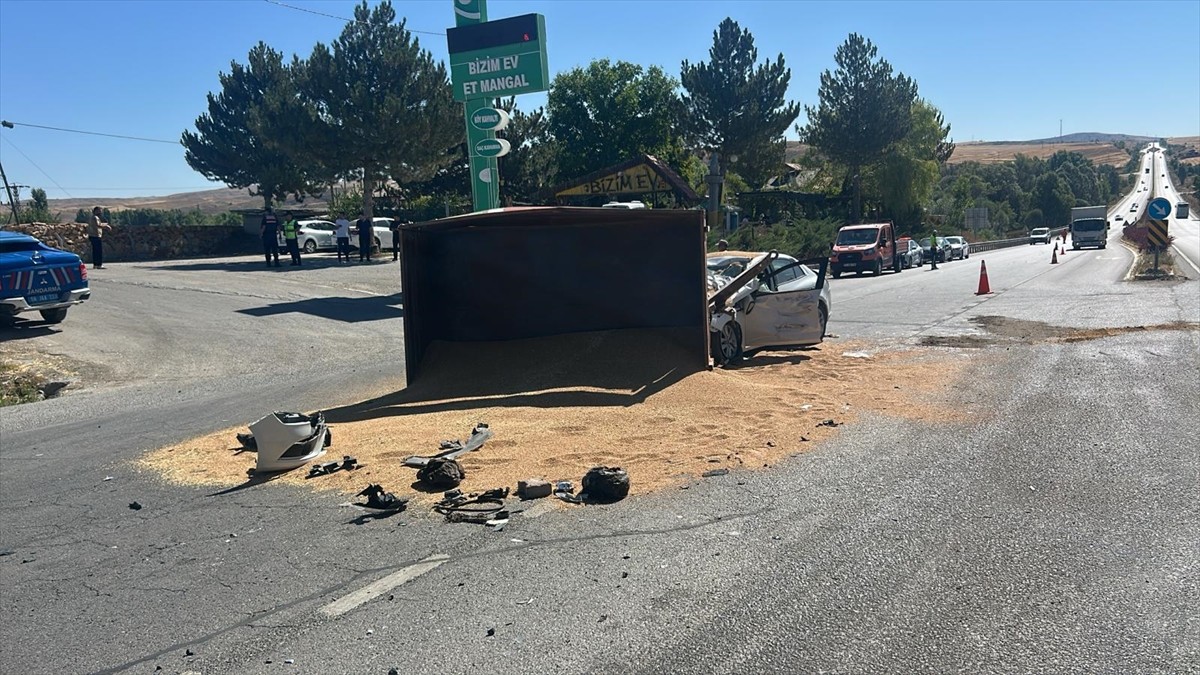 Sivas'ta otomobil ile traktörün çarpışması sonucu 3 kişi yaralandı.