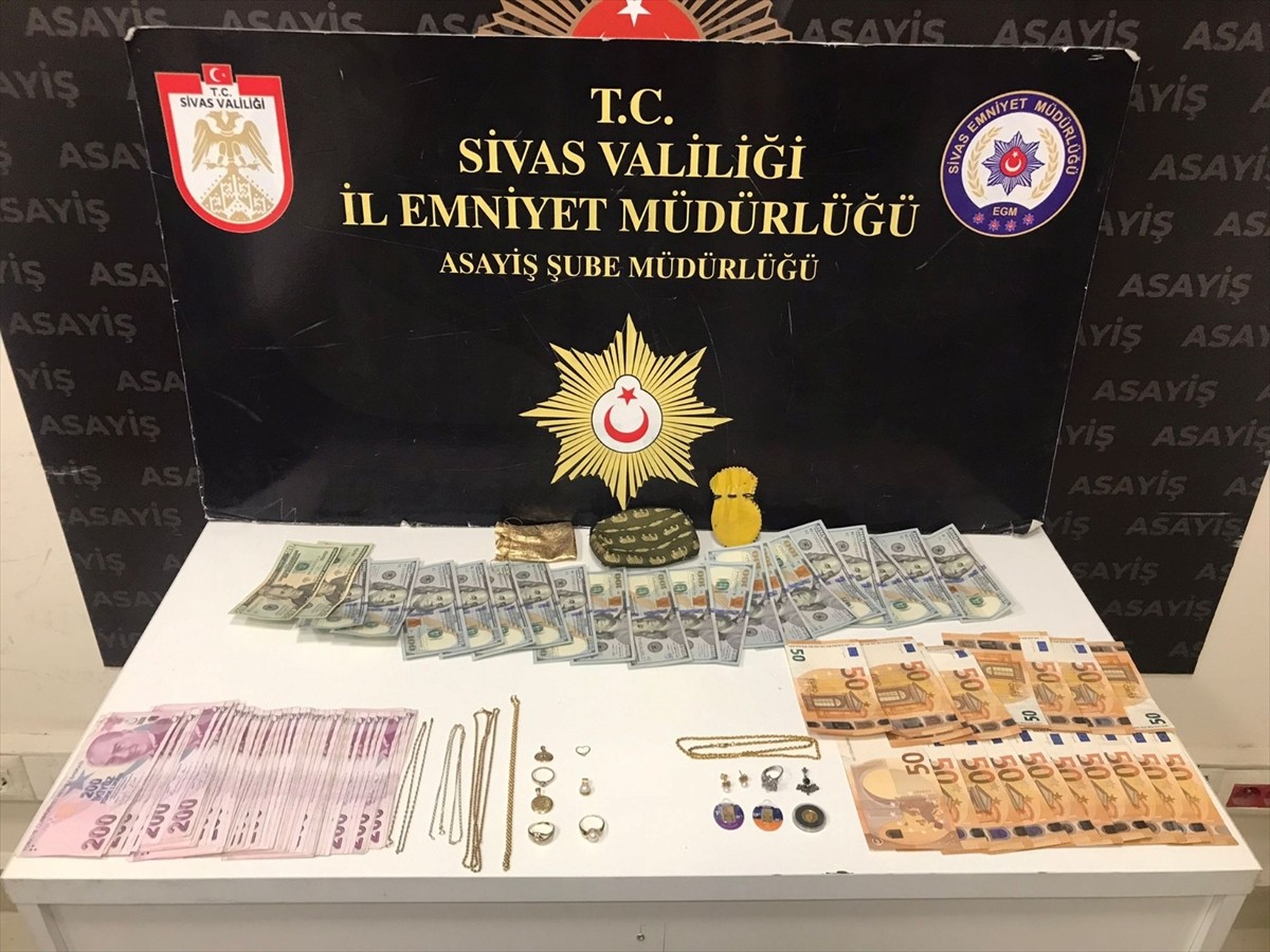 Sivas merkezli 4 ilde düzenlenen dolandırıcılık operasyonunda yakalanan 3 şüpheliden 2'si...