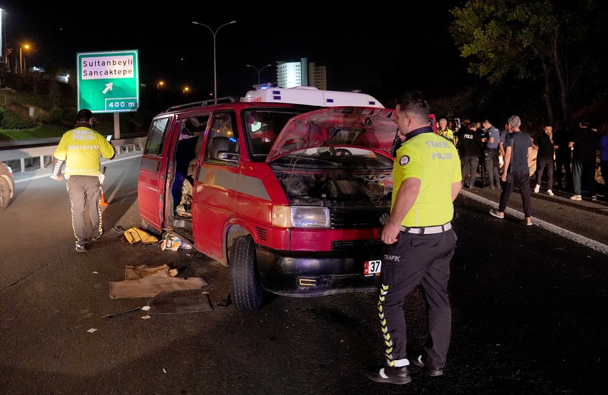Sultanbeyli'de iki minibüsün çarpışması sonucu aralarında turistlerin de bulunduğu 9 kişi...