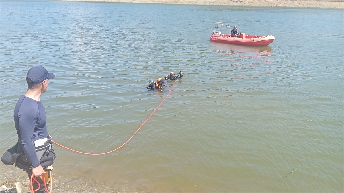 Sultangazi'de kaybolan kişinin cansız bedeni jandarma ve itfaiye su altı ekiplerince Alibeyköy...