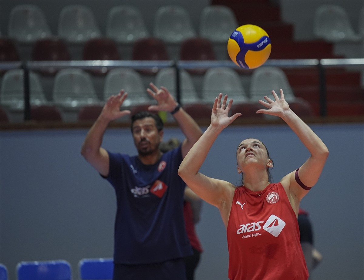 Sultanlar Ligi'ndeki ilk sezonlarında ligde kalma başarısı gösteren İzmir temsilcisi Aras Kargo...