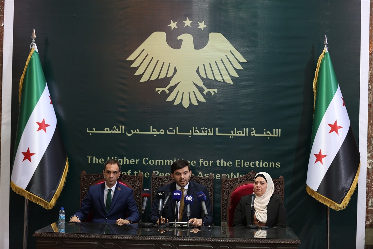 Suriye Halk Meclisi Yüksek Seçim Komitesi Basın Sözcüsü Nevvar Necme (solda), komitenin resmi...