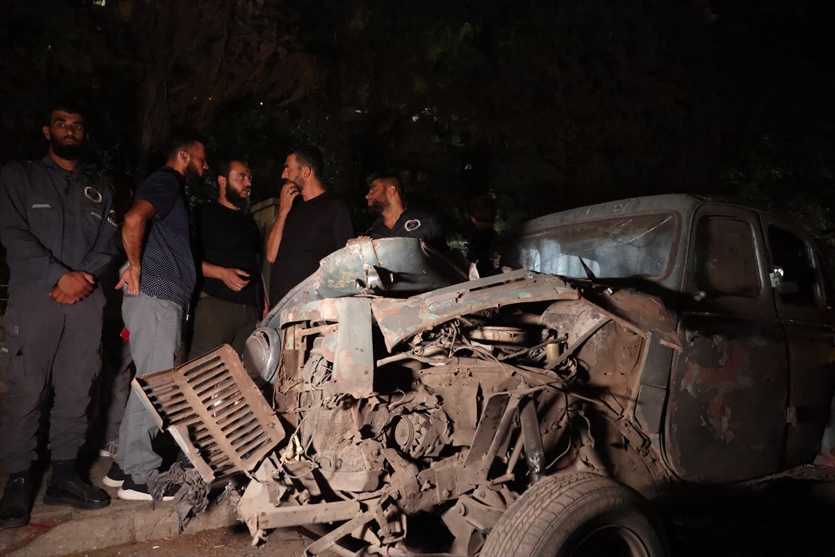 Suriye’nin başkenti Şam’da bir araçta meydana gelen patlamada can kaybı yaşanmazken, çevrede hasar...