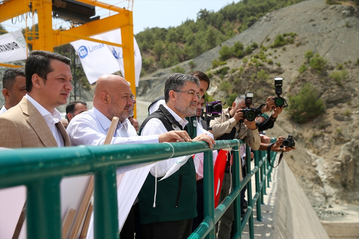 Tarım ve Orman Bakanı İbrahim Yumaklı (sağda), Adıyaman ziyaretleri kapsamında Gölbaşı ilçesinde...