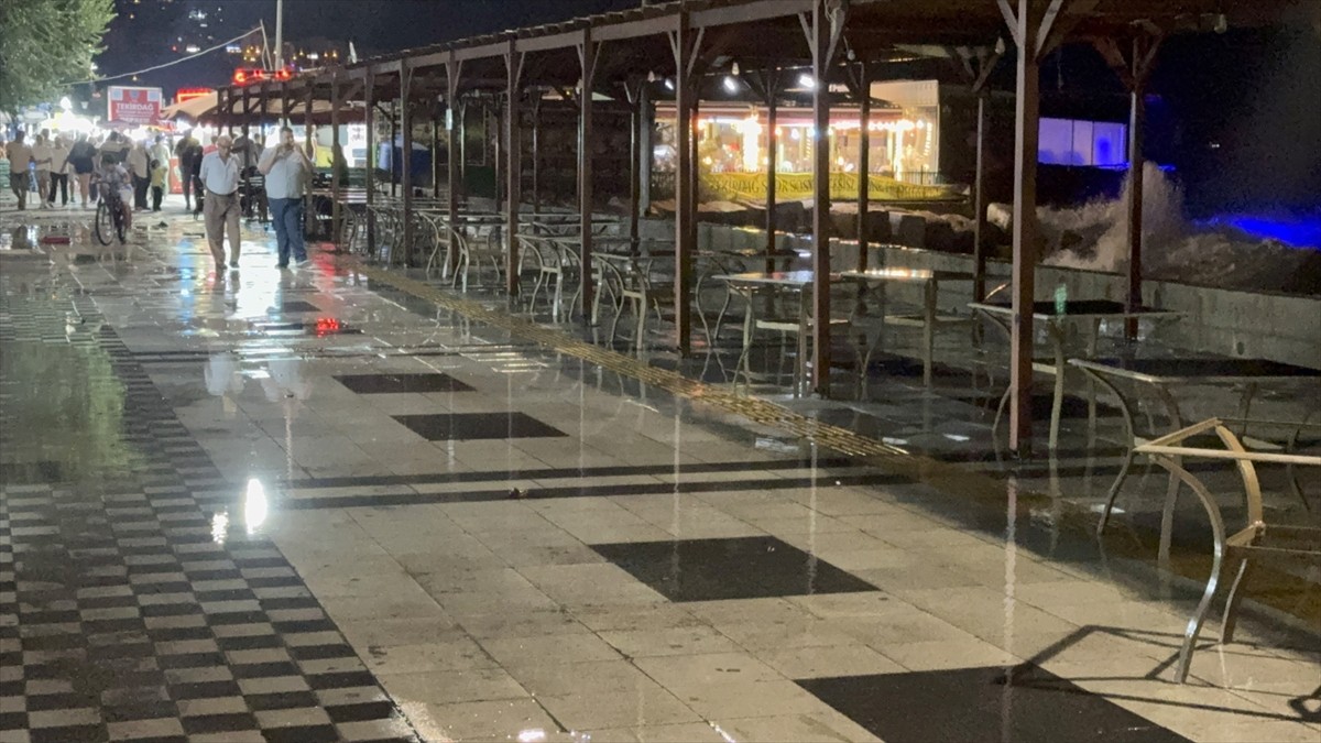 Tekirdağ'da 3 gündür etkili olan kuvvetli poyraz hayatı olumsuz etkiledi. Süleymanpaşa ilçesinde...