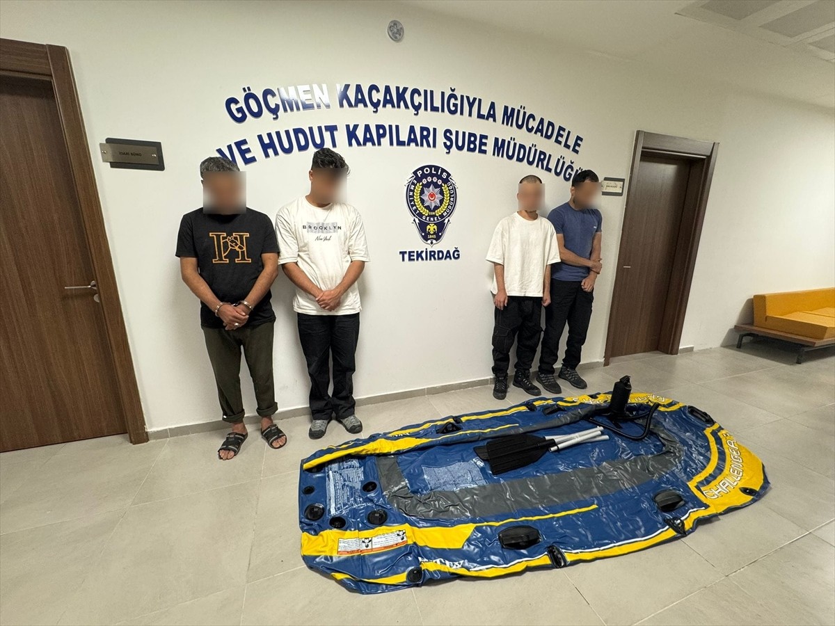 Tekirdağ'da yasa dışı yollarla yurda giren 15 düzensiz göçmen yakalandı.