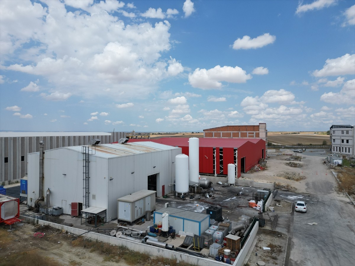 Tekirdağ'ın Ergene ilçesinde anestezi gazı üreten fabrikada meydana gelen patlamada 2 işçi...