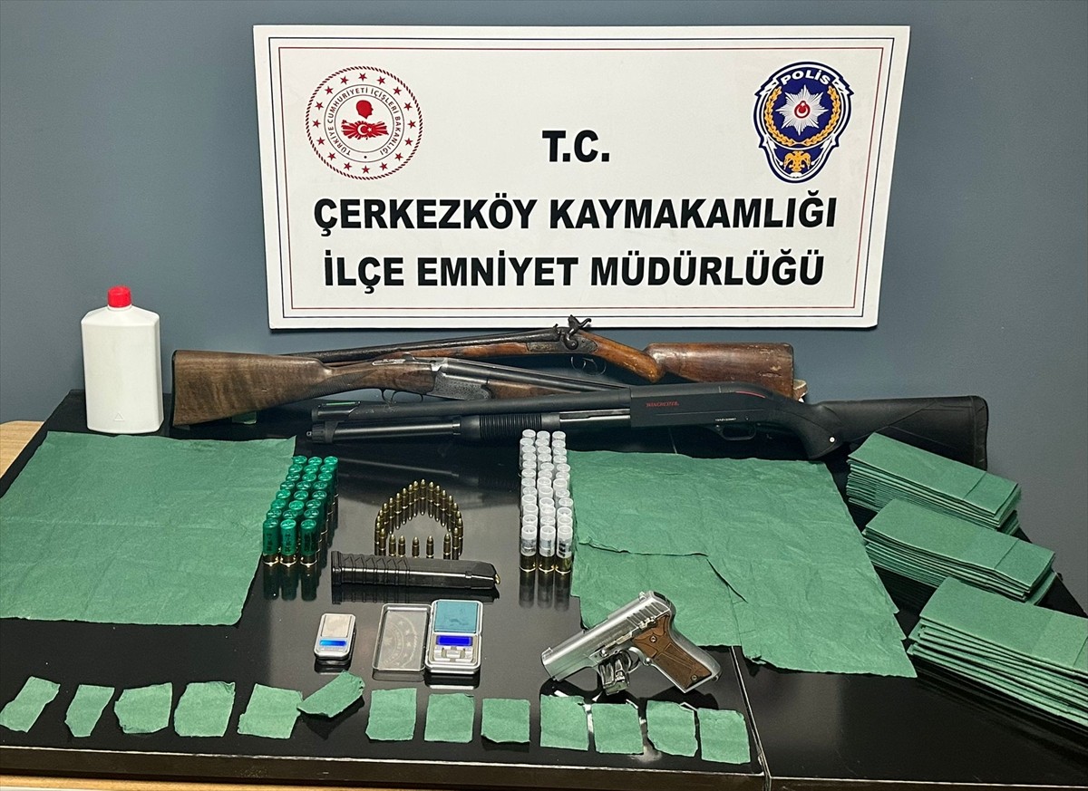 Tekirdağ’da ruhsatsız silah ve uyuşturucu operasyonunda gözaltına alınan 2 şüpheliden 1’i...