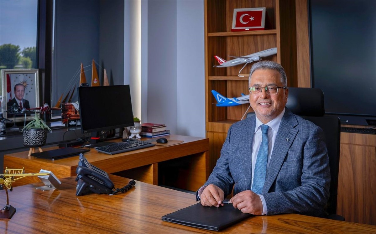 THY ve AJet Yönetim Kurulu Başkanı Prof. Dr. Ahmet Bolat, Ankara-Tiflis tarifeli uçuşlarının 1...