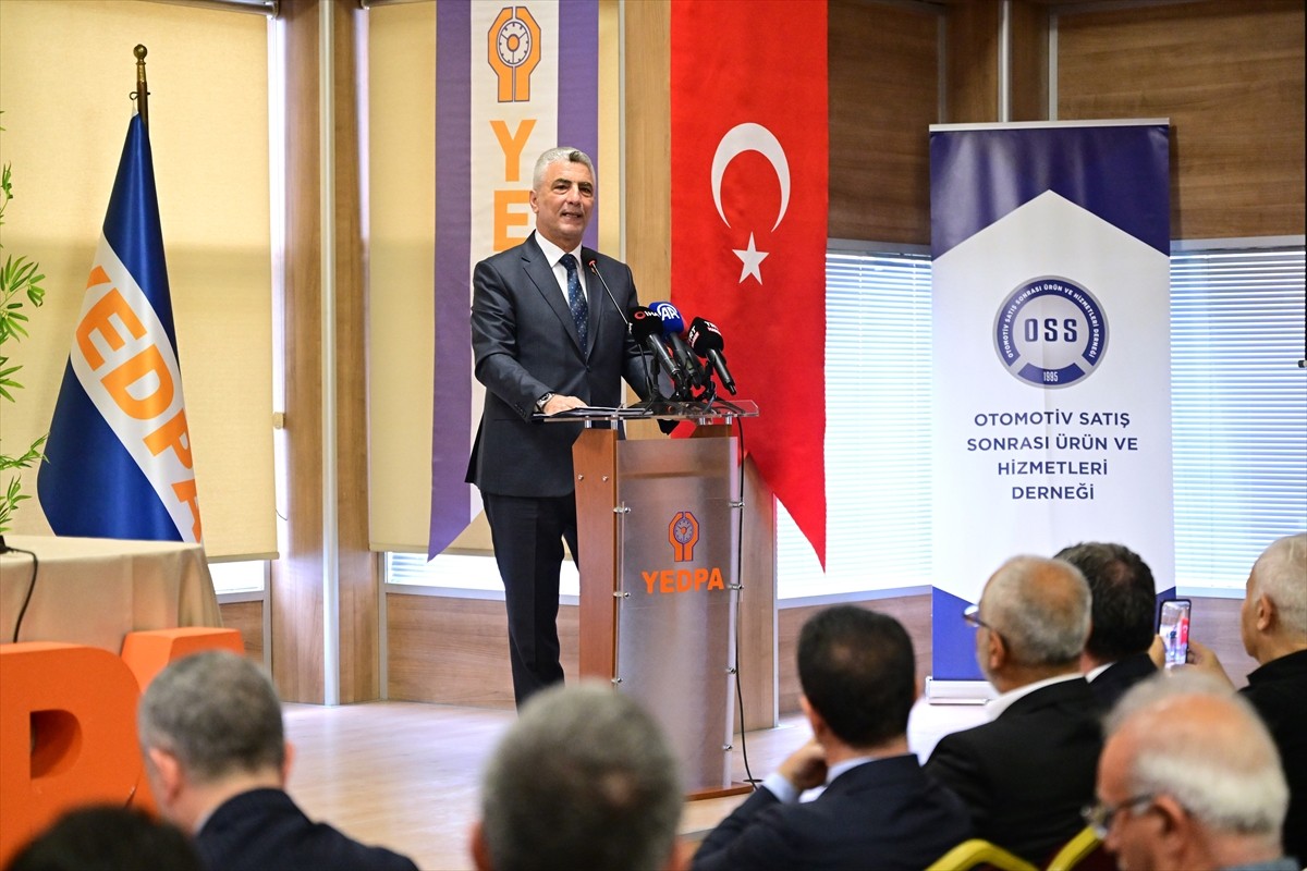Ticaret Bakanı Ömer Bolat, YEDPA Ticaret Merkezi'nde otomotiv sektörünün temsilcileriyle bir araya...