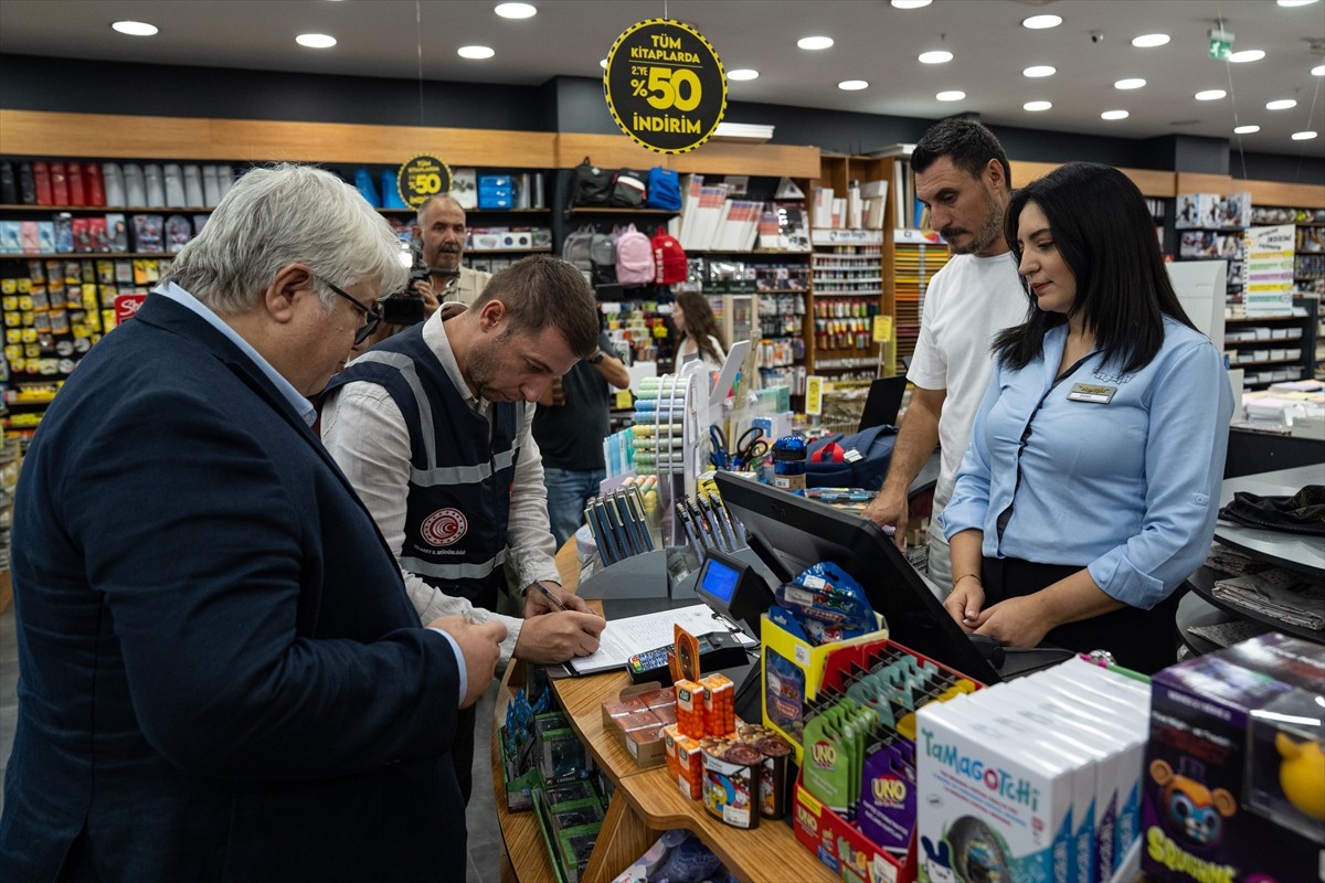 Ticaret Bakanlığı ekipleri, 2025-2026 eğitim ve öğretim yılı öncesinde kırtasiye ve okul...