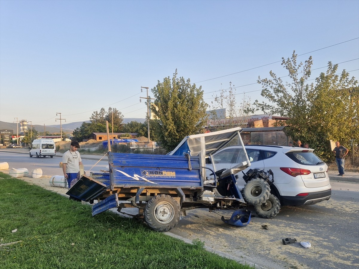 Tokat'ın Erbaa ilçesinde otomobil ile çarpışan tarım aracının sürücüsü yaralandı.