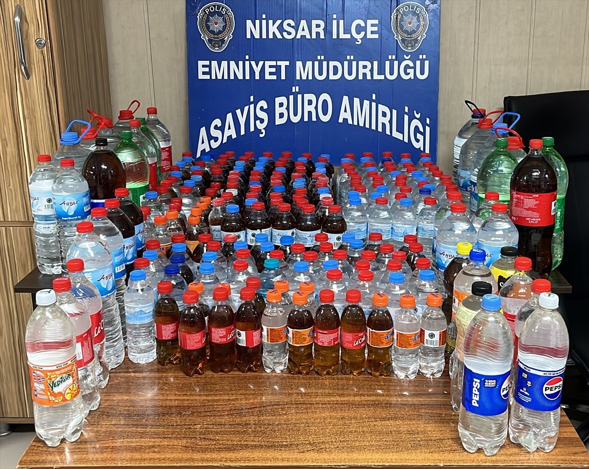Tokat'ın Niksar ilçesinde düzenlenen operasyonda 178 litre sahte alkol ele geçirildi, 1 şüpheli...