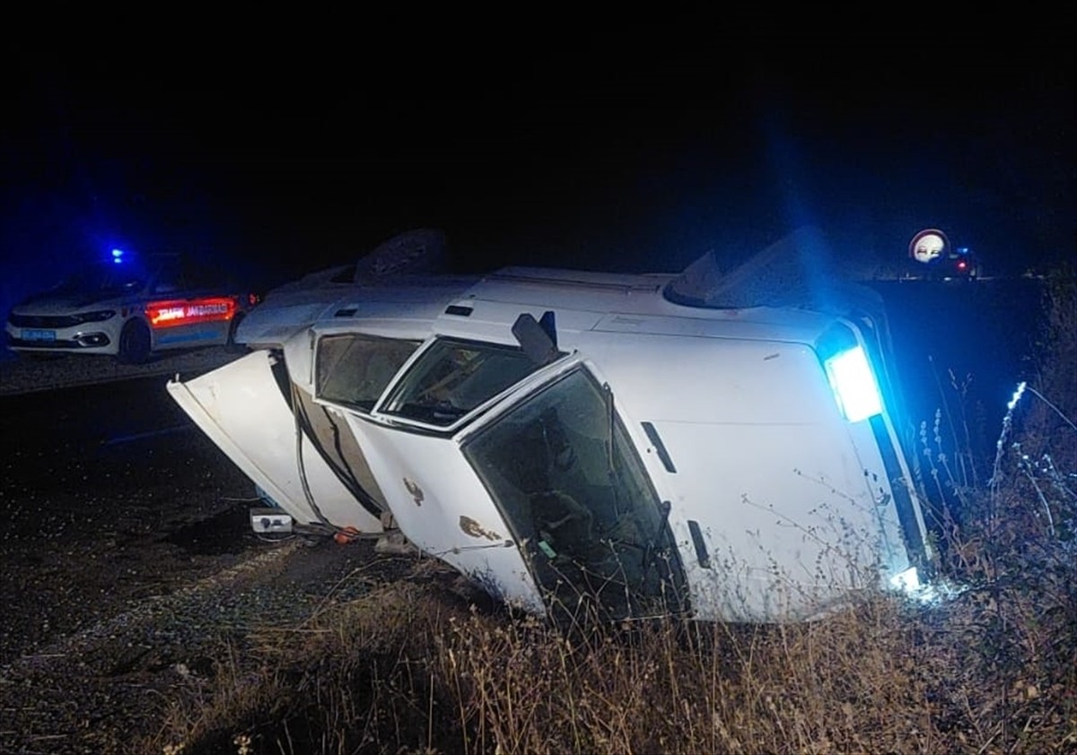 Tokat'ın Yeşilyurt ilçesinde devrilen otomobildeki 3 kişi yaralandı.