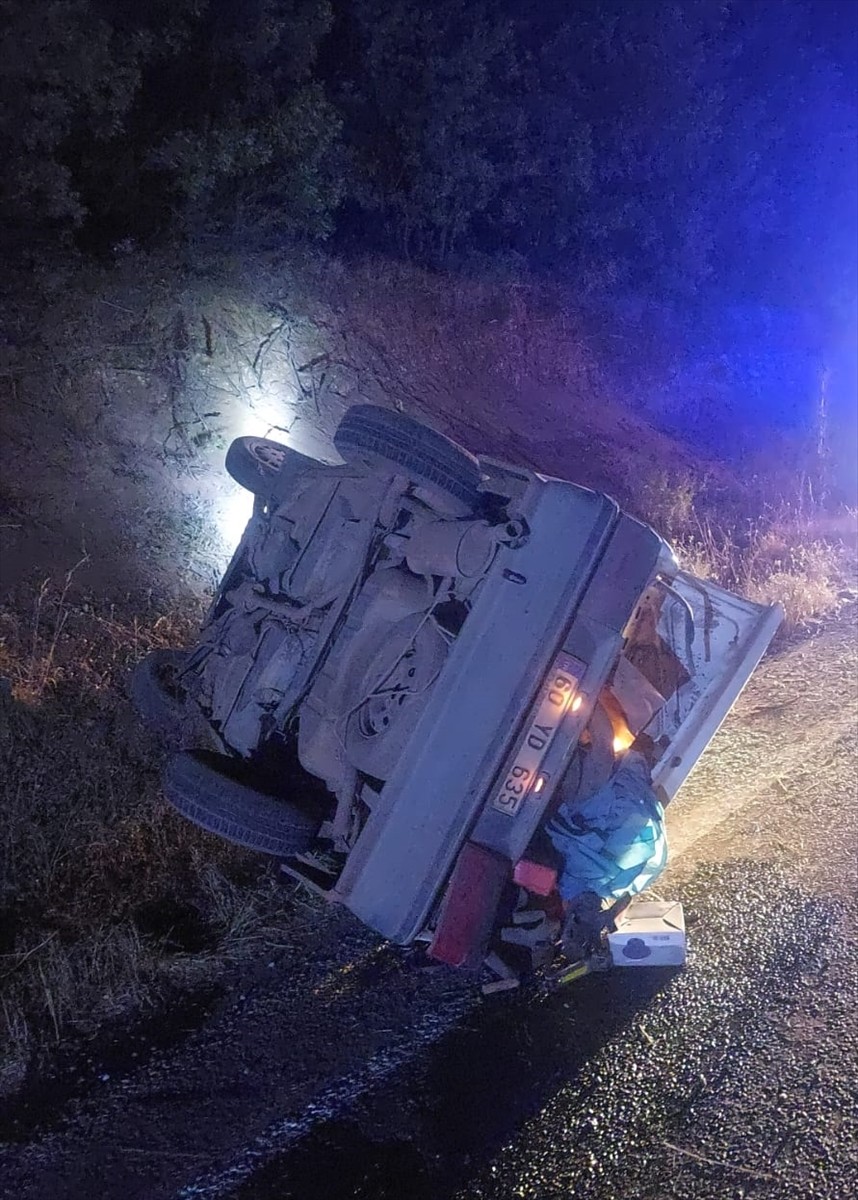 Tokat'ın Yeşilyurt ilçesinde devrilen otomobildeki 3 kişi yaralandı.