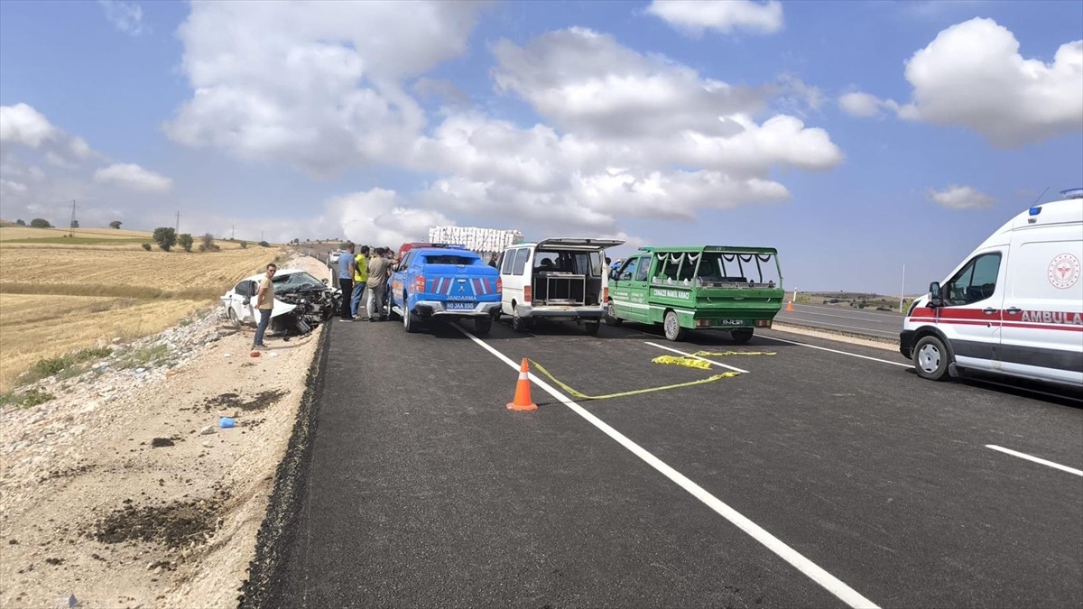 Tokat'ın Zile ilçesinde 2 otomobilin karıştığı kazada ilk belirlemelere göre 4 kişi öldü, 2 kişi...