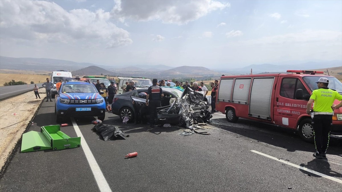 Tokat'ın Zile ilçesinde 2 otomobilin karıştığı kazada ilk belirlemelere göre 4 kişi öldü, 2 kişi...