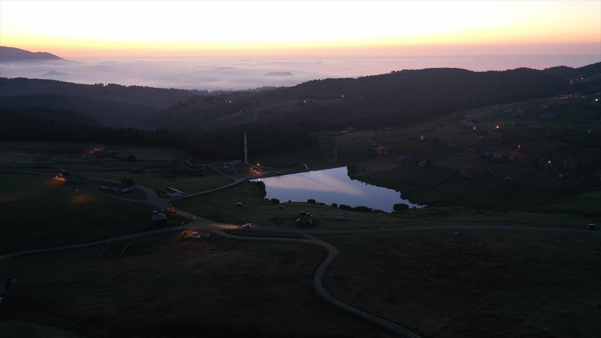 Trabzon'un Düzköy ilçesindeki Hırsafa Yaylası'nda gün batımında oluşan manzara drone ile...