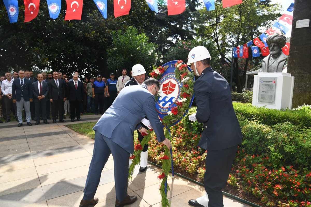 Trabzon'un fethinin 564'üncü yıl dönümü törenle kutlandı. Fatih Sultan Mehmet Anıtı önünde...