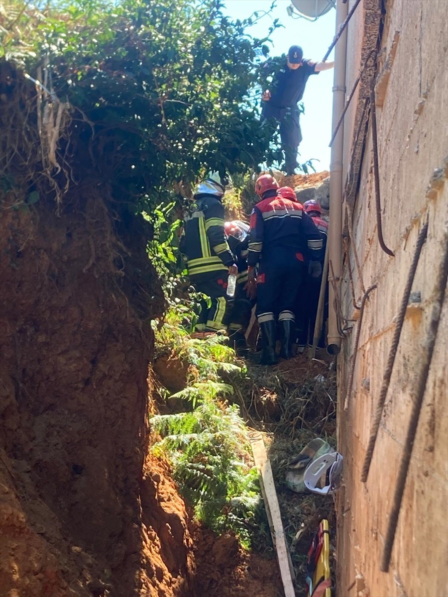 Trabzon'un Of ilçesinde toprak altında kalan işçi yaralandı. Ekiplerce bulunduğu yerden kurtarılan...