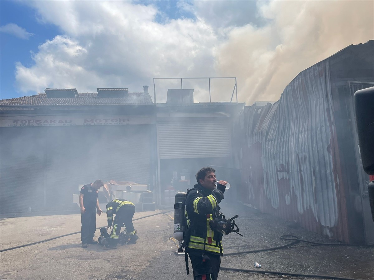 Trabzon'un Ortahisar ilçesinde mobilya atölyesinde çıkan yangına itfaiye ekipleri müdahalede...