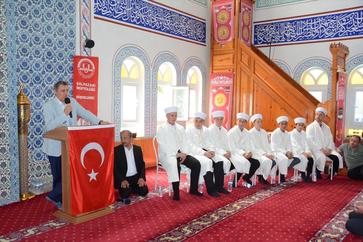 Trabzon'un Şalpazarı ilçesindeki Sütpınar Kur'an Kursunda eğitimlerini tamamlayan 7 öğrenci için...