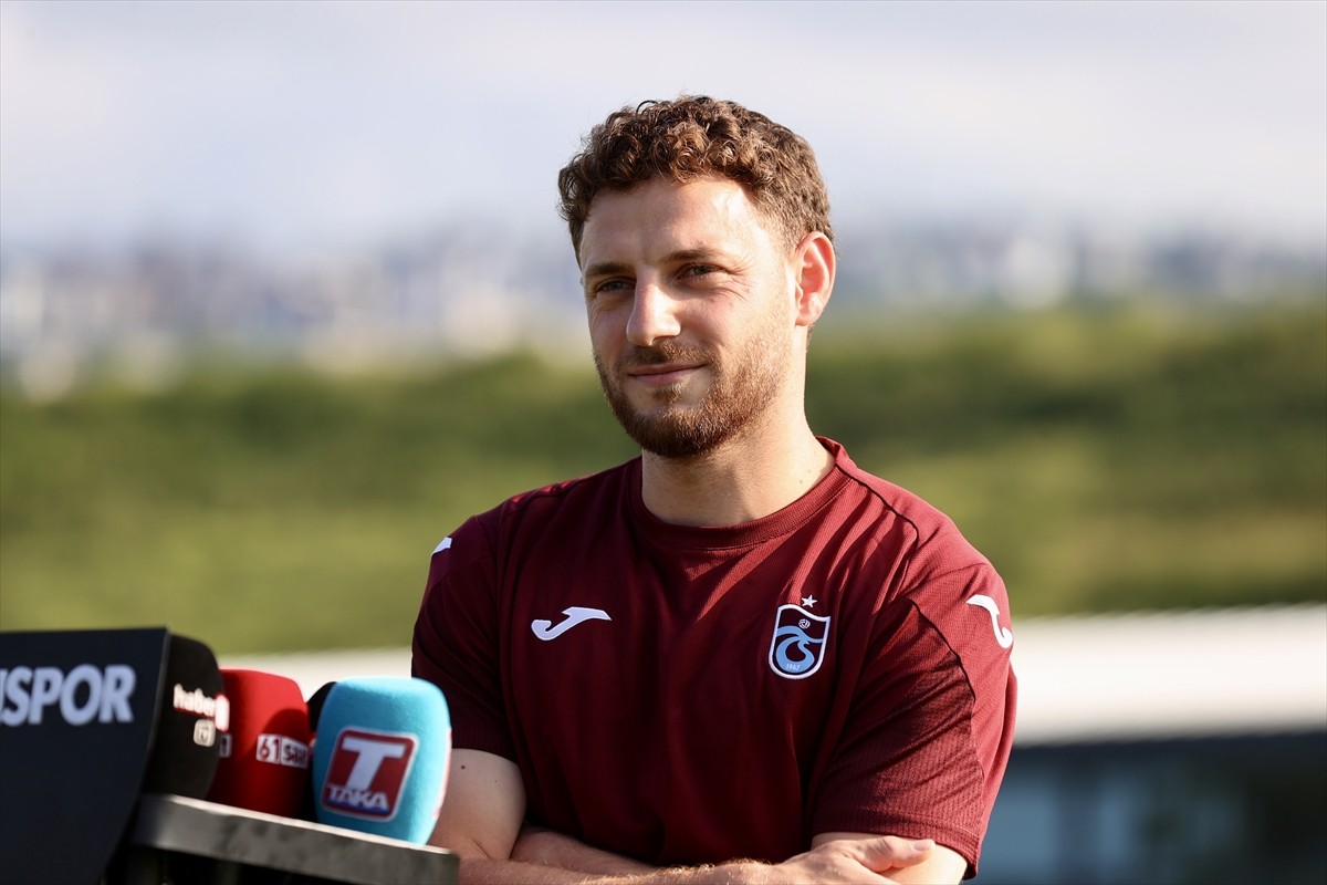 Trabzonspor'un sol bek oyuncusu Mustafa Eskihellaç, Mehmet Ali Yılmaz Tesisleri'nde düzenlediği...