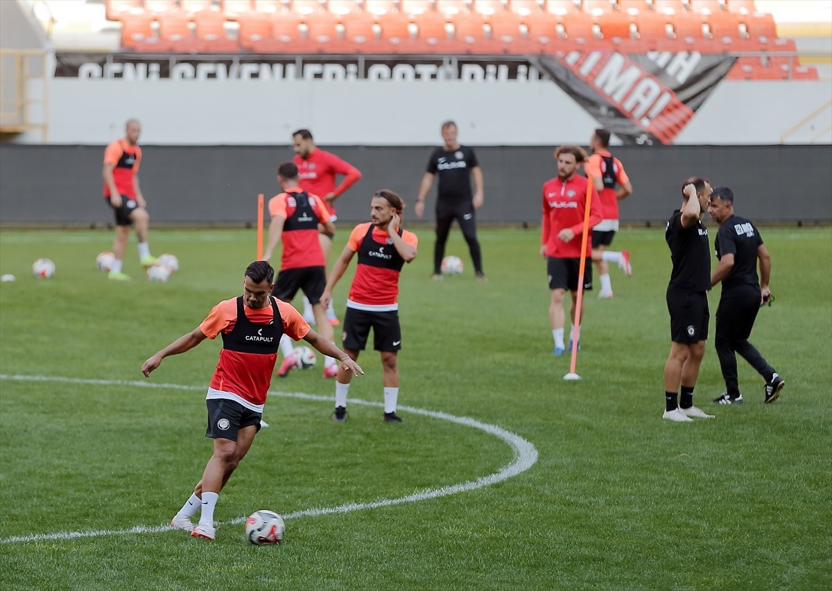 Trendyol 1. Lig ekiplerinden Arca Çorum FK, ligin ilk haftasında konuk edeceği Amed Sportif...