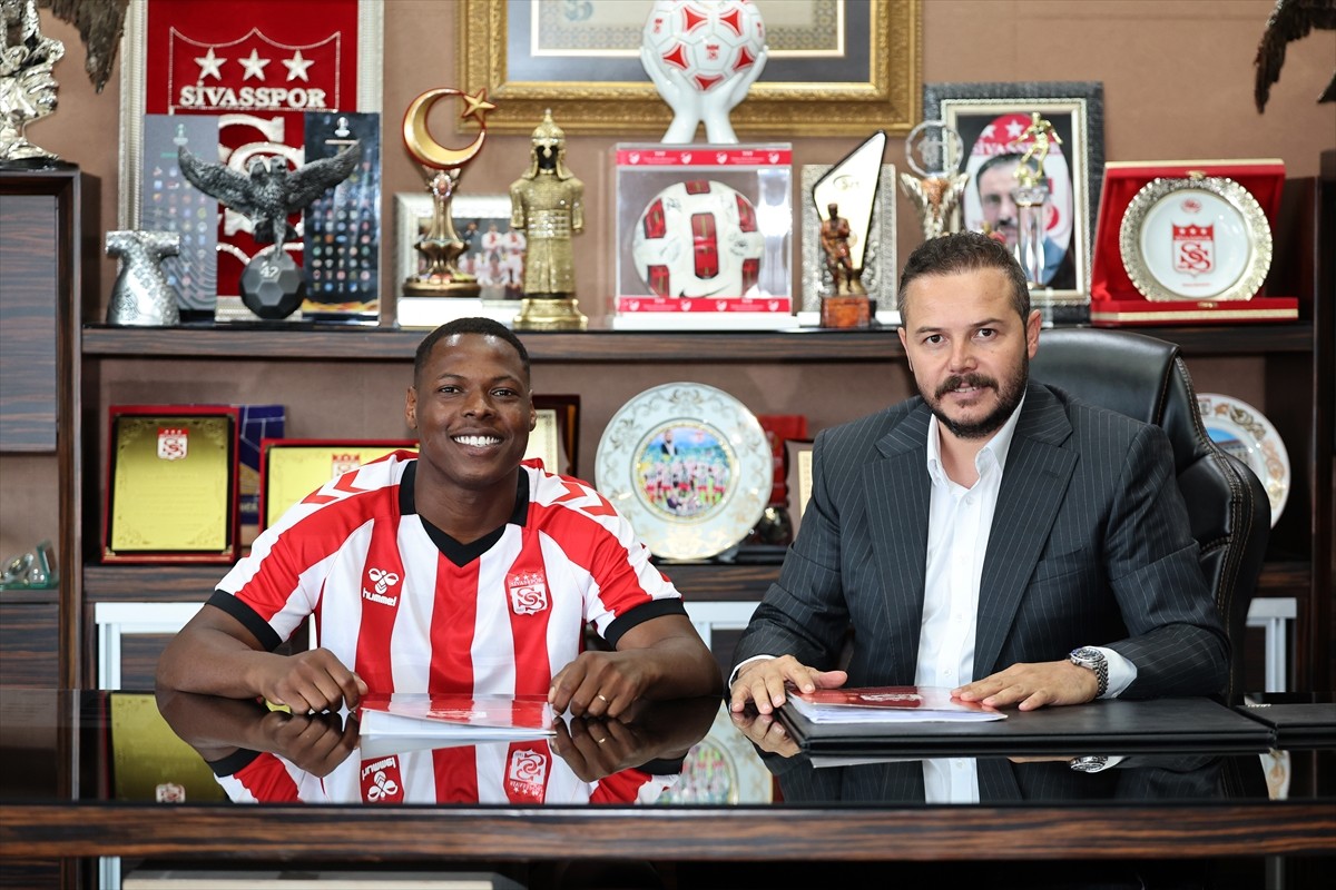 Trendyol 1. Lig ekiplerinden Sivasspor, sağ kanat oyuncusu Luan Campos'ı (solda) renklerine...