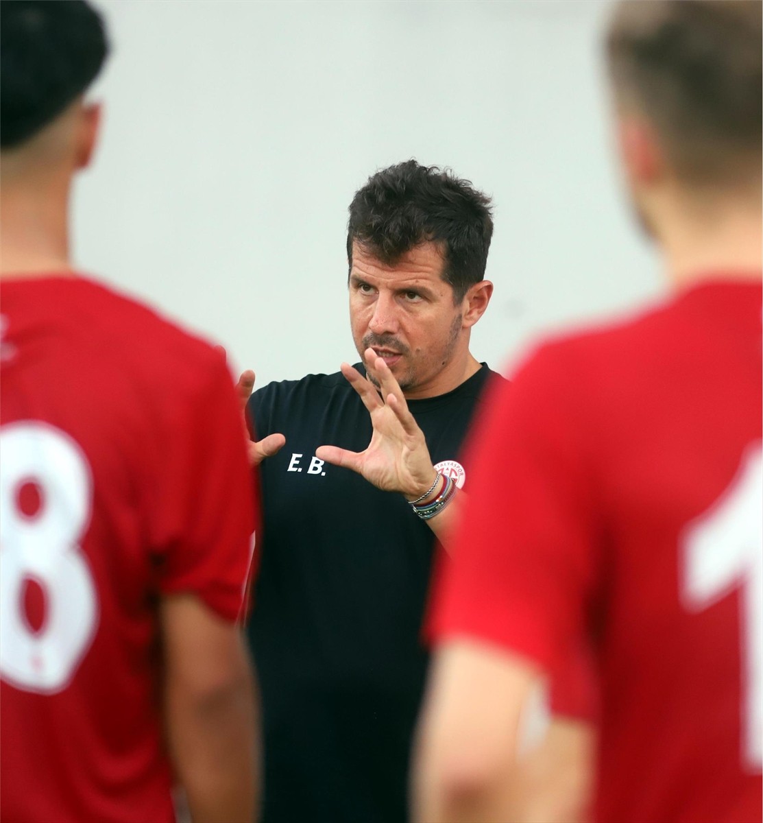 Trendyol Süper Lig'de ilk iki haftayı kayıpsız tamamlayan Hesap.com Antalyaspor, teknik direktör...