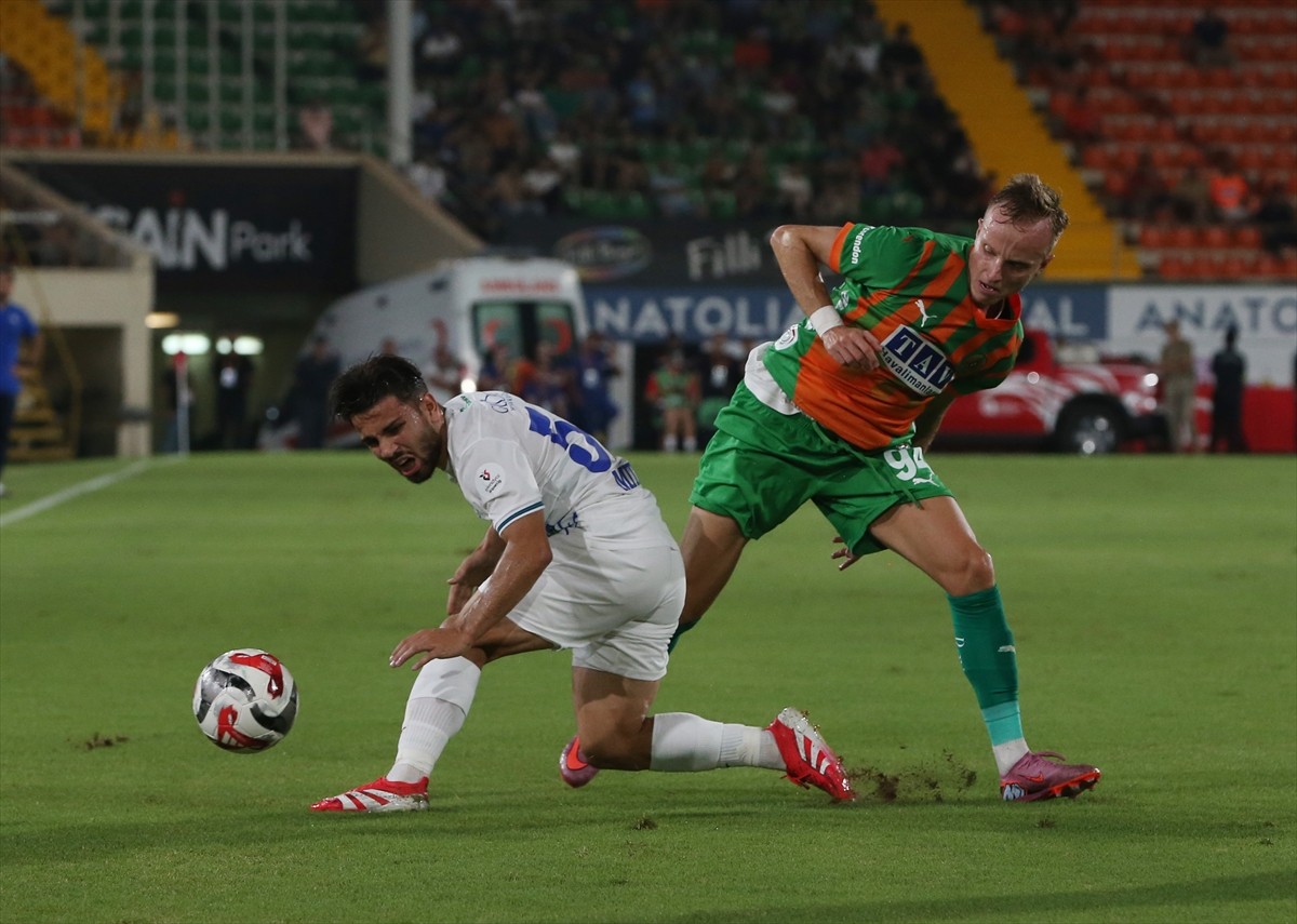 Trendyol Süper Lig'in 2. haftasında Corendon Alanyaspor ile Çaykur Rizespor, Gain Park Stadı'nda...