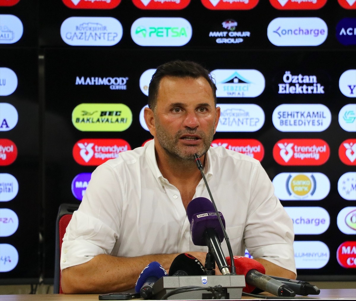 Trendyol Süper Lig'in açılış maçında Gaziantep FK'yi 3-0 yenen Galatasaray'ın teknik direktörü...